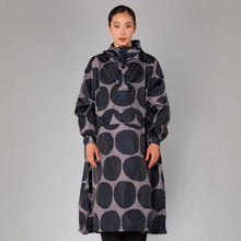 Charger l&#39;image dans la galerie, Poncho de Pluie - Black Polka
