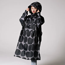 Charger l&#39;image dans la galerie, Poncho de Pluie - Black Polka
