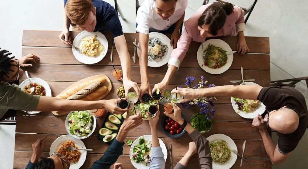 Famille réunie autour d’un repas convivial avec les parents et leurs enfants
